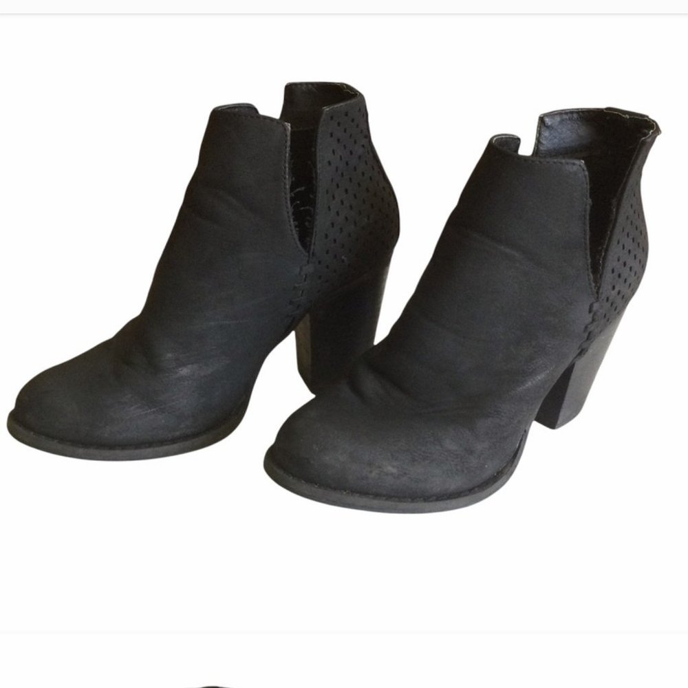 🎁$5 or free with bundle🎁 Steve Madden Black Heeled Booties Size 36